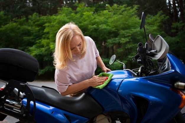 Herramientas necesarias para la revisión de la batería de una moto eléctrica